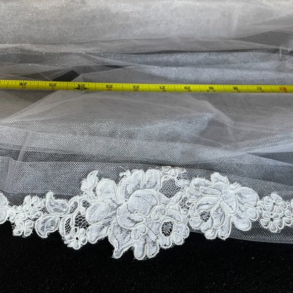 Paloma Blanca Wedding Veil /Champagne / Fingertip Length / Delicate Natural Lace main image 8